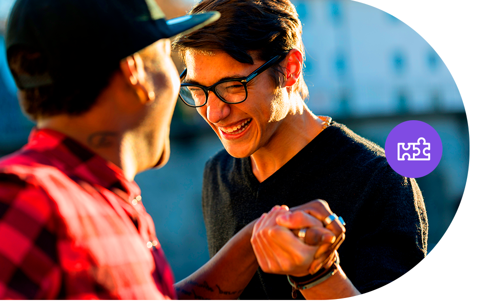 Padre e hijo se dan la mano