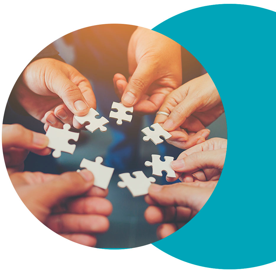 Se muestran  7 manos, que forman un círculo.