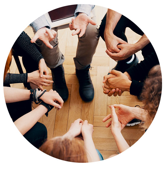 Siete personas reunidas conversando