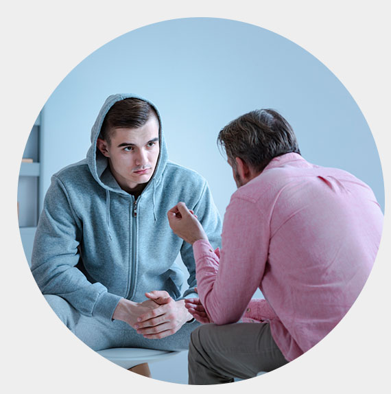 Padre con su hijo se muestra manteniendo una conversación