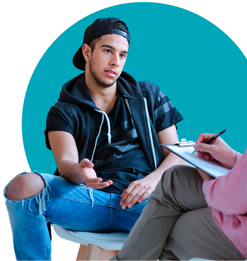 Joven sentado conversa con trabajadora social