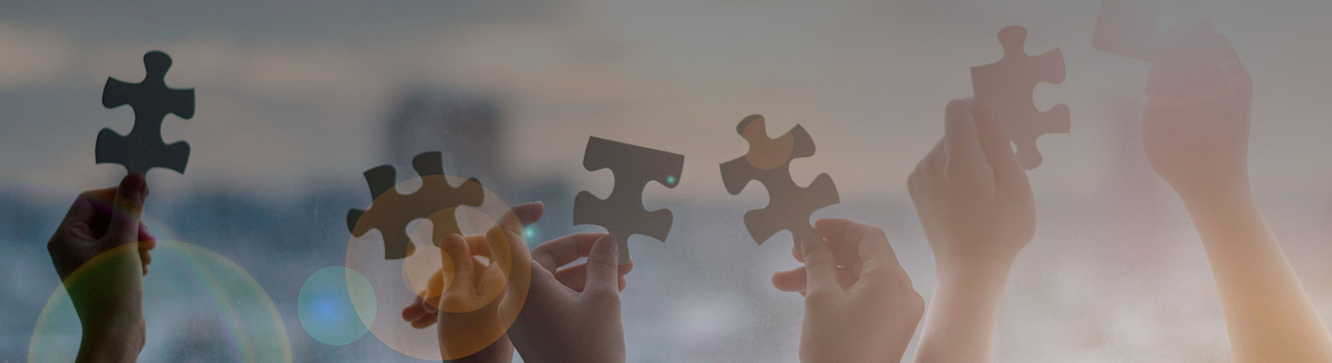 Seis manos cada una con una pieza de rompecabezas
