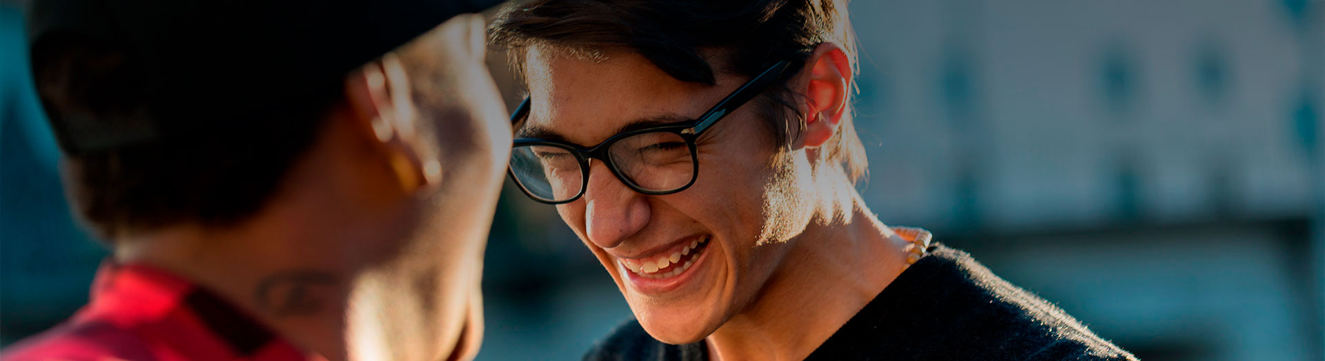 Justicia Restaurativa: Padre e hijo se dan la mano, mostrando afecto, el hijo se muestra sonriente