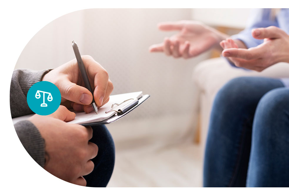 Ámbito Pericial: una persona explicándole a otra, esta última tomando nota