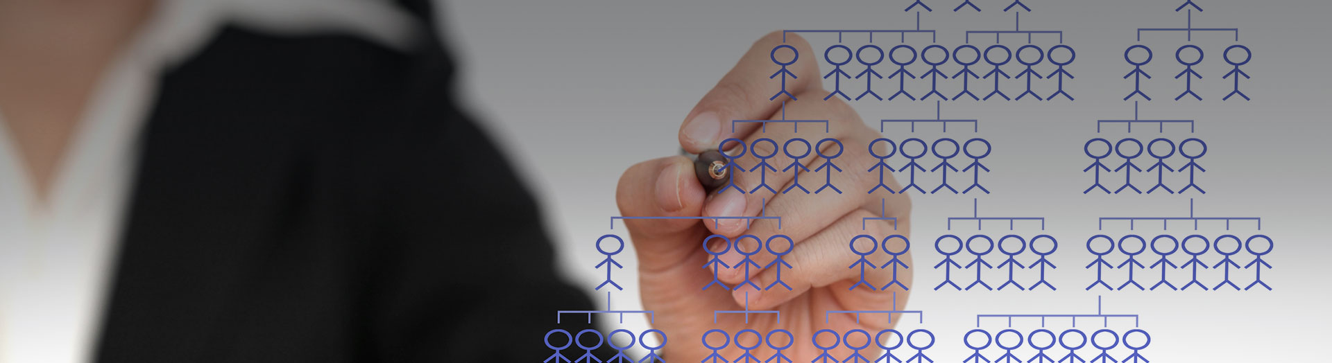 Una persona dibujando organigrama