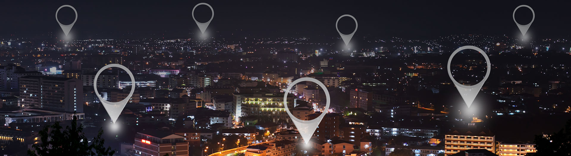 Ciudad grande iluminada, líneas que se cruzan encima, representan la conexión entre todos