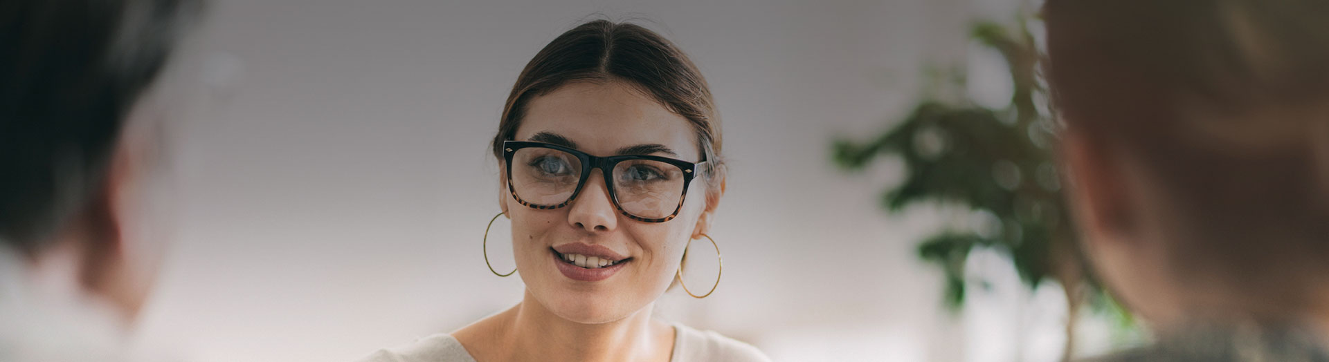 Mujer entrevista a pareja a un señor y a una señora, esta pareja se encuentra de espaldas