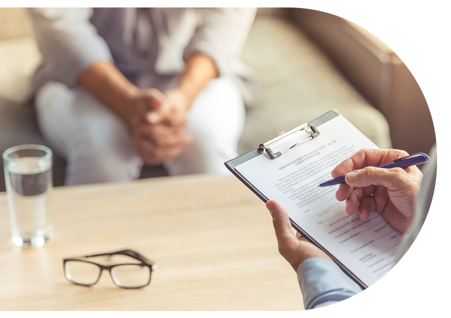 Hombre le hace preguntas a un mujer, él anota las respuestas