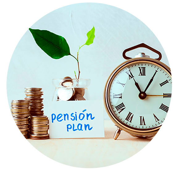 Sobre un fondo blanco se muestra un reloj, una plata y muchas monedas