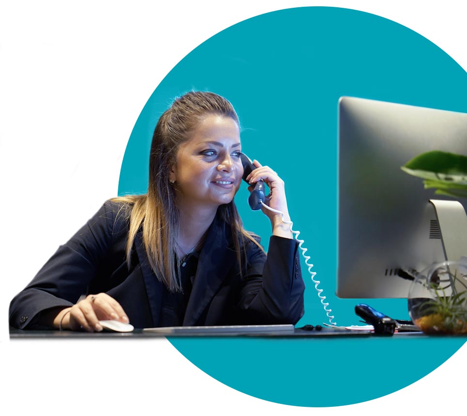 Imagen de joven hablando por teléfono