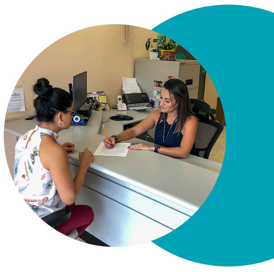 Dos mujeres en un escritorio