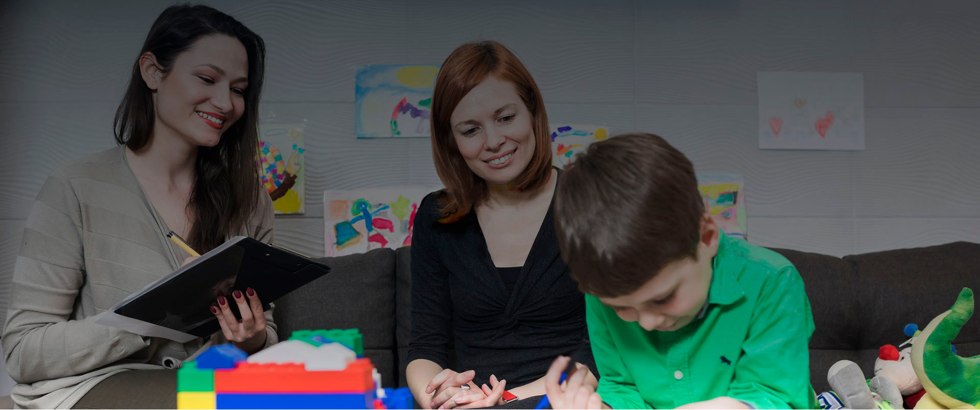 Niño juega con piezas de lego.