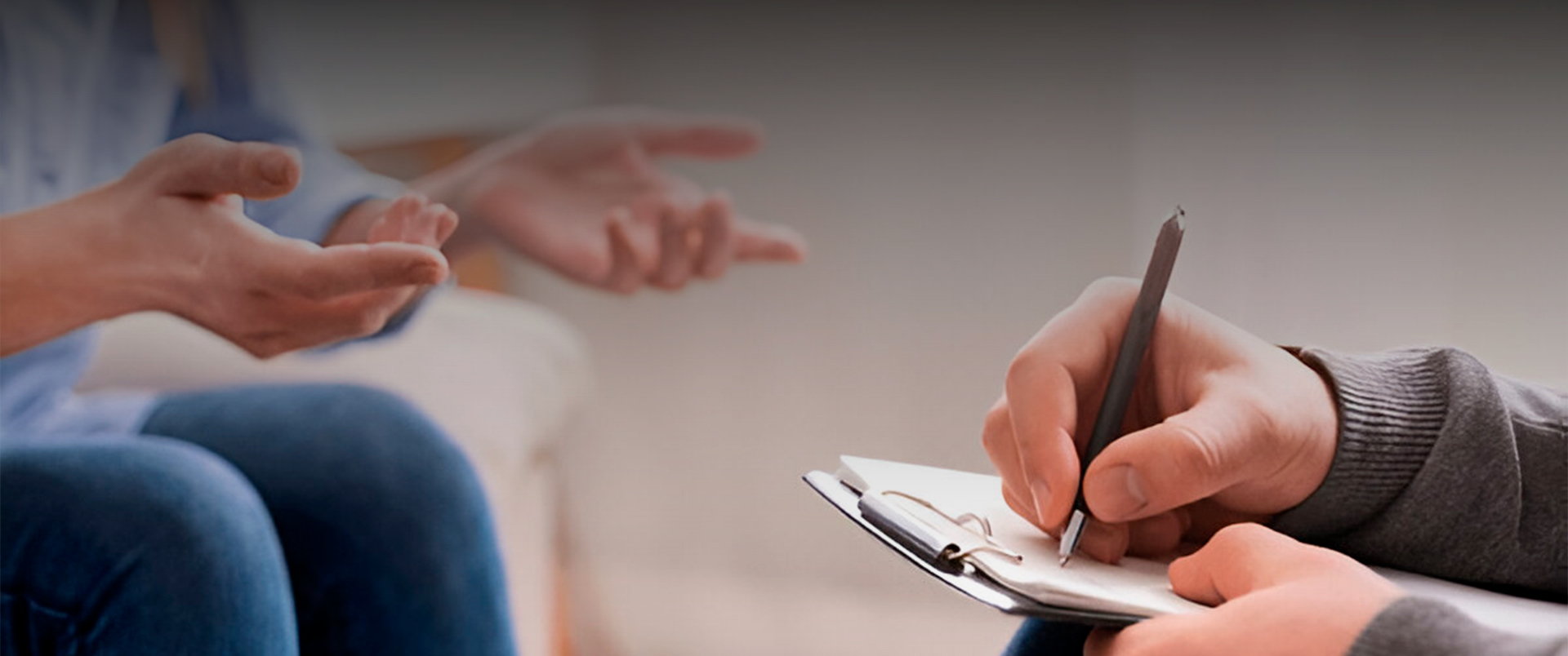 Una persona explicándole a otra