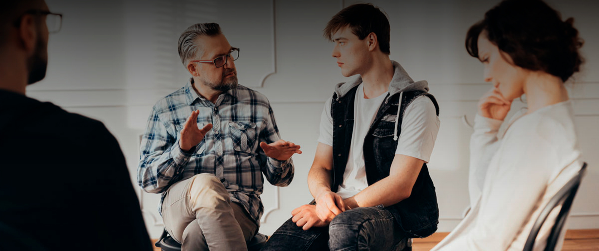 Cuatro personas conversando