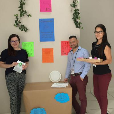 Tres compañeros de la oficina de Trabajo Social y psicología posan para la fotografía