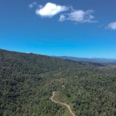 Se muestra una fotografía de un paisaje montañoso