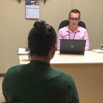 Joven entrevista a una mujer, ella se encuentra de espaldas