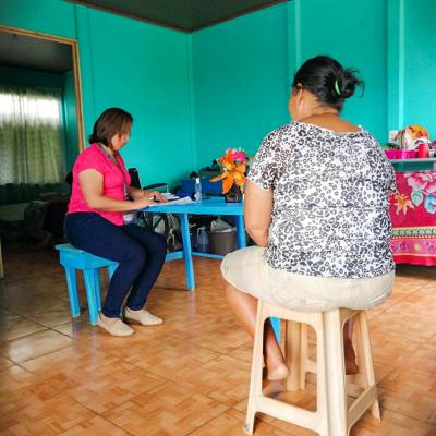 Mujer le realiza entrevista a una señora