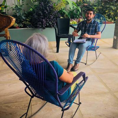 Joven se encuentra conversando con adulta mayor