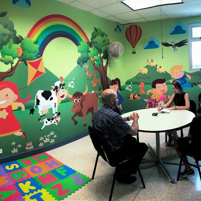 Padre e hijo se reúnen con trabajadora social